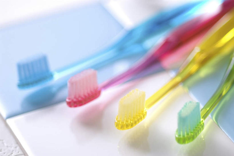 无人,横图,俯视,室内,特写,白天,桌子,静物,一排,阴影,朦胧,模糊,整齐,反射,牙刷,影子,办公桌,排列,黄色,红色,蓝色,日用品,清洁,四个,摄影,影棚,洗漱用品,卫生,队列,彩图,高角度拍摄,影棚拍摄,拍摄