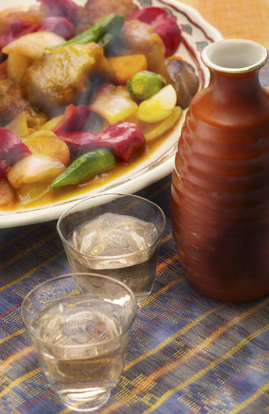 清酒,无人,竖图,俯视,室内,特写,白天,烹饪,餐桌,桌子,杯子,阴影,反射,影子,陶瓷,肉,日本料理,料理,食品,陶瓷制品,酒类,咕咾肉,咕噜肉,猪肉,菜肴,美食,肉类,玻璃制品,酒,酒瓶,食物,饮料,瓶子,水杯,日式料理,日式,摄影,佳肴,影棚,餐台,纸杯,一次性杯子,肉食,豚肉,甜酸肉,玻璃杯,彩图,高角度拍摄,影棚拍摄,拍摄,清酒瓶