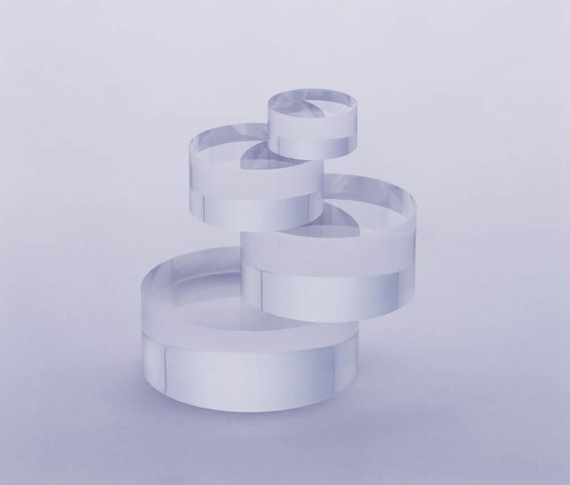 无人,横图,俯视,室内,特写,白天,白色背景,桌面,桌子,静物,雕塑,阴影,弯曲,艺术,装饰,透明,反射,木制,圆形,雕刻,雕像,螺旋,影子,一个,白色,木制品,工艺品,摄影,影棚,单个,纪念,美术,环形,主题,陈列,功能,美学,彩图,高角度拍摄,影棚拍摄,拍摄