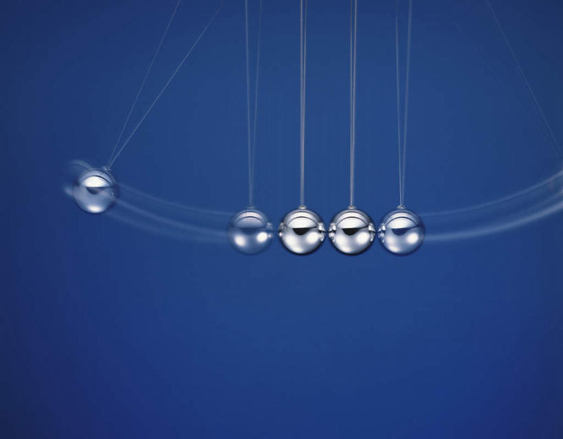 无人,横图,室内,特写,白天,正面,游戏,静物,一排,撞球,阴影,蓝色背景,整齐,轨迹,反射,影子,痕迹,玩,娱乐,排列,休闲,益智,摄影,影棚,活动,碰撞,队列,发泄,消遣,智力,钢球,循环,牛顿摆,物理,宣泄,力学,惯性,惯性钢球,牛顿摆球,摇摆球,撞撞球,玩耍,嬉戏,彩图,影棚拍摄,拍摄