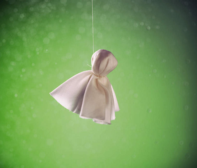 无人,横图,室内,特写,白天,正面,静物,悬挂,绿色背景,阴影,反射,影子,文化,一个,白色,祈祷,健康,许愿,摄影,影棚,单个,纪念,祈求,晴天娃娃,放晴娘,晴天和尚,扫晴娘,扫天婆,平安,彩图,影棚拍摄,拍摄