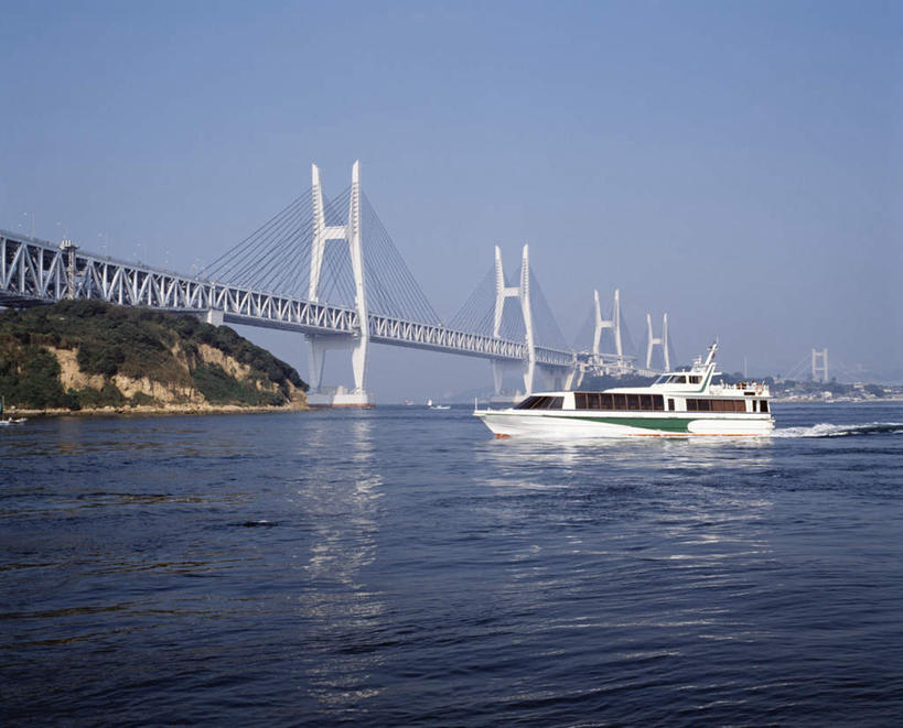 无人,横图,室外,白天,仰视,旅游,度假,标志建筑,大桥,地标,建筑,立交桥,桥梁,日本,亚洲,一艘,波纹,飞溅,溅,液体,水滴,云,云朵,高架,斜拉桥,桥,游艇,云彩,娱乐,建设,水珠,蓝色,白云,蓝天,水纹,天空,船尾波,交通工具,波浪,天,驾驶,行驶,享受,休闲,旅游胜地,放松,操纵,控制,喷洒,东亚,操控,日本国,四国地方,四国,四国岛,把持,香川,香川县,彩图,低角度拍摄