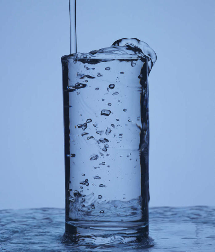 无人,竖图,室内,特写,白天,白色背景,正面,水,桌面,桌子,杯子,阴影,波纹,飞溅,溅,反射,木制,液体,影子,水滴,一杯,玻璃制品,水珠,水纹,木制品,水杯,波浪,摄影,流动,影棚,喷洒,溢出,玻璃杯,彩图,影棚拍摄,拍摄