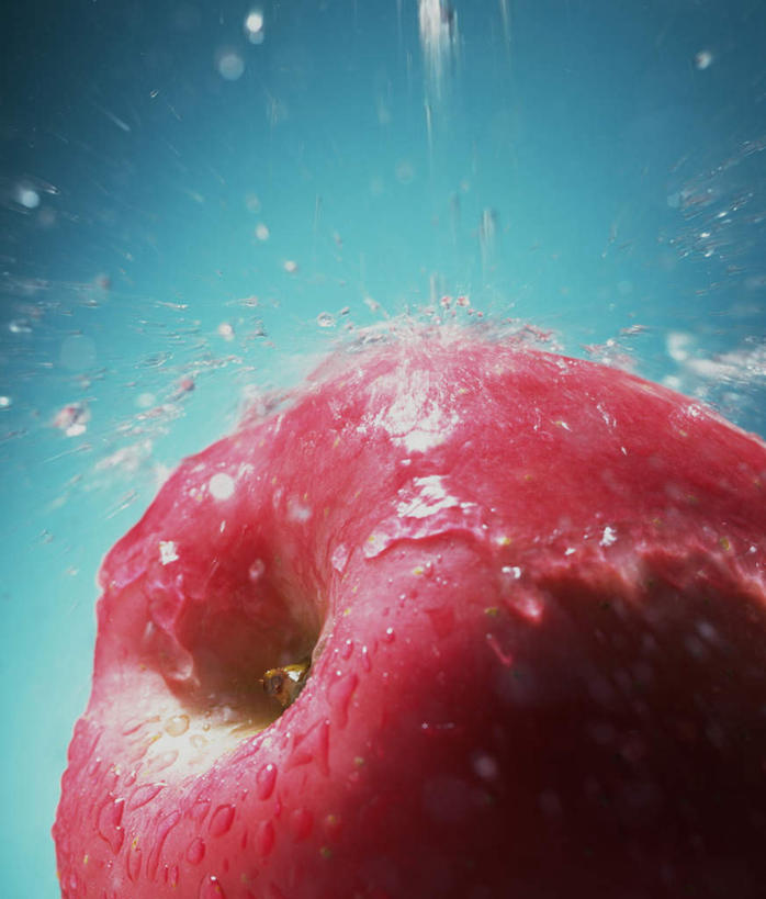 无人,竖图,室内,特写,白天,正面,水,桌面,桌子,苹果,水果,飞溅,新鲜,溅,木制,液体,水滴,生食,食品,果实,水珠,食物,一个,红色,木制品,摄影,有机食品,绿色食品,影棚,单个,喷洒,荡涤,洗濯,清洗,彩图,影棚拍摄,拍摄