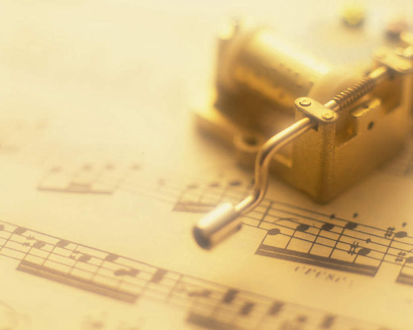 无人,横图,俯视,室内,特写,白天,陶醉,快乐,桌面,桌子,静物,书籍,阴影,朦胧,模糊,反射,木制,图案,影子,乐谱,五线谱,音乐,音乐播放器,木制品,享受,摄影,影棚,音乐盒,节拍,音符,符头,符干,符尾,乐章,彩图,高角度拍摄,影棚拍摄,拍摄,播放器,沉醉