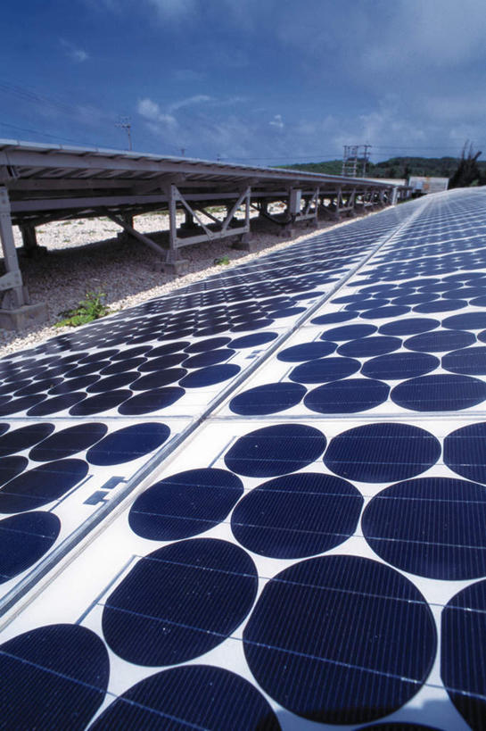 无人,竖图,室外,特写,白天,正面,太阳能,静物,日本,亚洲,一排,环保,整齐,云,云朵,云彩,冲绳,排列,蓝色,白云,蓝天,天空,天,新能源,能源,晴朗,回收,冲绳县,资源,队列,利用,低碳,东亚,循环,电池板,琉球群岛,日本国,九州地方,持续,晴空,彩图