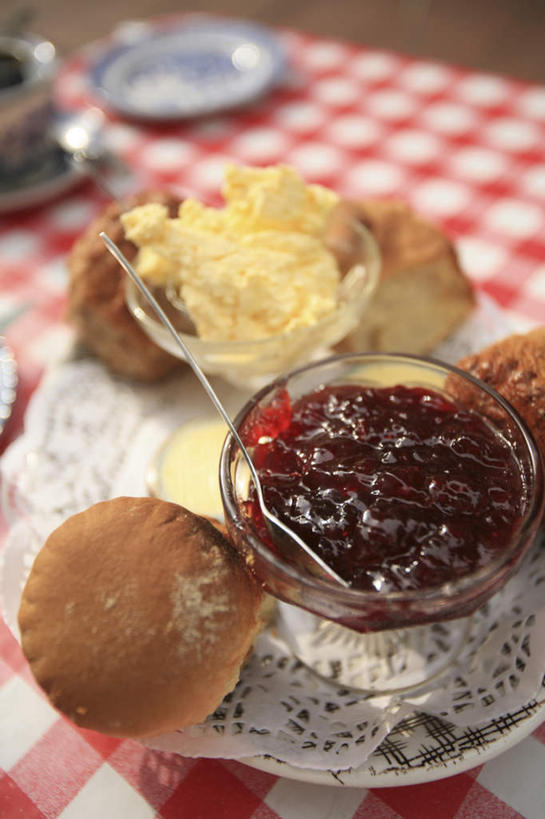 点心,无人,餐厅,竖图,俯视,室内,特写,白天,下午茶,餐桌,桌子,餐具,朦胧,模糊,布料,勺子,食品,布纹,桌布,食物,糕点,餐巾,调羹,台布,汤匙,碗,果酱,摄影,影棚,餐台,烤饼,进餐用具,烹调用具,彩图,高角度拍摄,影棚拍摄,拍摄,餐馆,饭店,饭馆,蛋糕