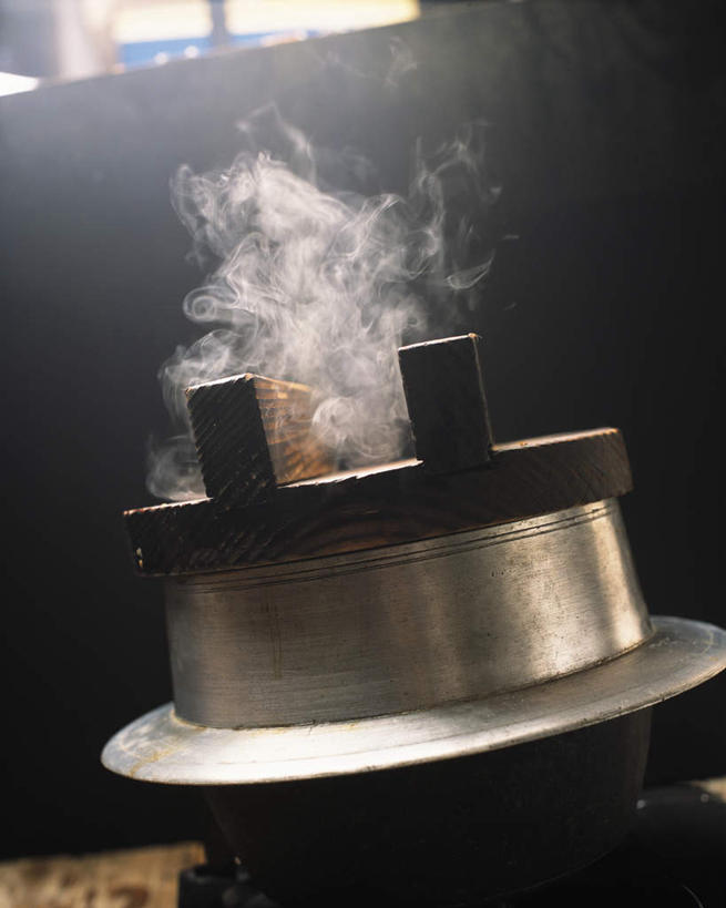 无人,竖图,室内,特写,白天,正面,烹饪,雾,厨房,窗户,静物,厨具,金属制品,沸腾,金属,蒸汽,锅子,水蒸气,锅,玻璃窗,锅具,烹饪用具,蒸发,烹调用具,烹调,彩图,灶间