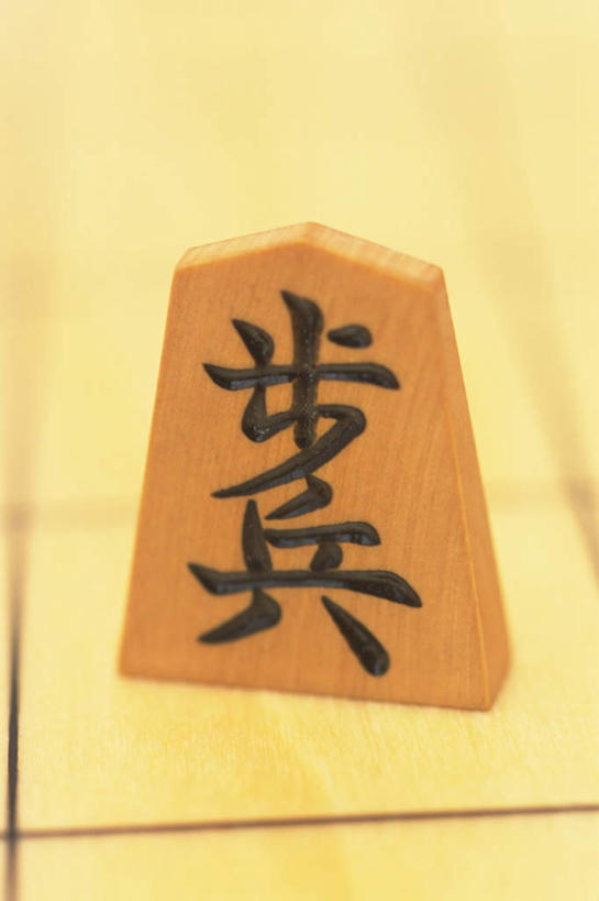 无人,竖图,俯视,室内,特写,白天,游戏,快乐,比赛,竞争,静物,日文,标志,文字,字符,玩,娱乐,标识,一个,象棋,休闲,棋盘,益智,摄影,影棚,单个,活动,发泄,消遣,智力,宣泄,日语,将棋,日本象棋,玩耍,嬉戏,彩图,高角度拍摄,影棚拍摄,拍摄