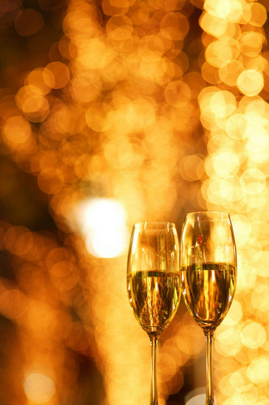 葡萄酒,无人,竖图,室内,夜晚,正面,奢侈,快乐,夜景,杯子,高脚杯,两杯,浪漫,玻璃制品,酒,饮料,酒杯,香槟,诱惑,香槟杯,气泡酒,起泡酒,汽酒,玻璃杯,彩图,高兴,欢笑