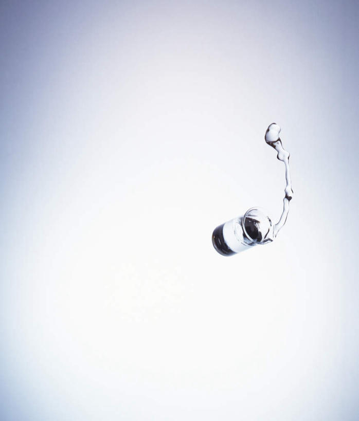 无人,竖图,室内,特写,白天,白色背景,正面,水,一滴,透明,液体,水滴,半空,白色,摄影,影棚,生机,灵动,彩图,影棚拍摄,拍摄