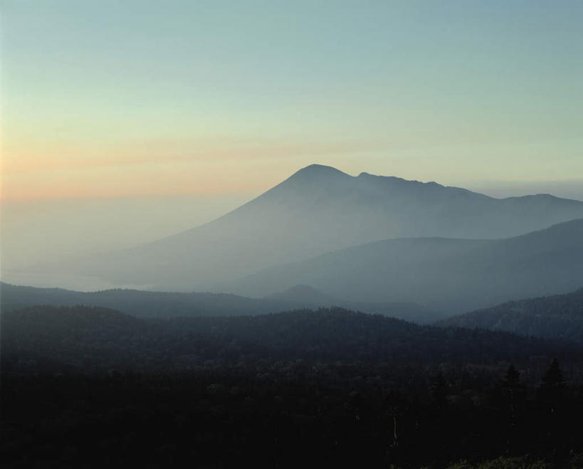 无人,横图,室外,白天,正面,旅游,度假,美景,山,山脉,雾,日本,亚洲,朦胧,模糊,景观,山峰,山峦,娱乐,蓝色,蓝天,天空,自然,群山,天,享受,休闲,景色,放松,迷雾,自然风光,东亚,本州,本州岛,日本国,岩手,岩手县,东北地方,大雾,彩图