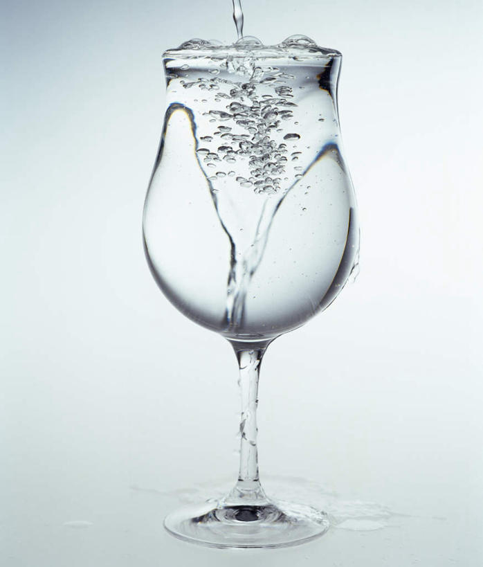 无人,竖图,室内,特写,白天,白色背景,正面,水,静物,杯子,倒,飞溅,溅,高脚杯,液体,水滴,红酒杯,一杯,玻璃制品,水珠,酒杯,摄影,流动,影棚,喷洒,溢出,玻璃杯,彩图,影棚拍摄,拍摄