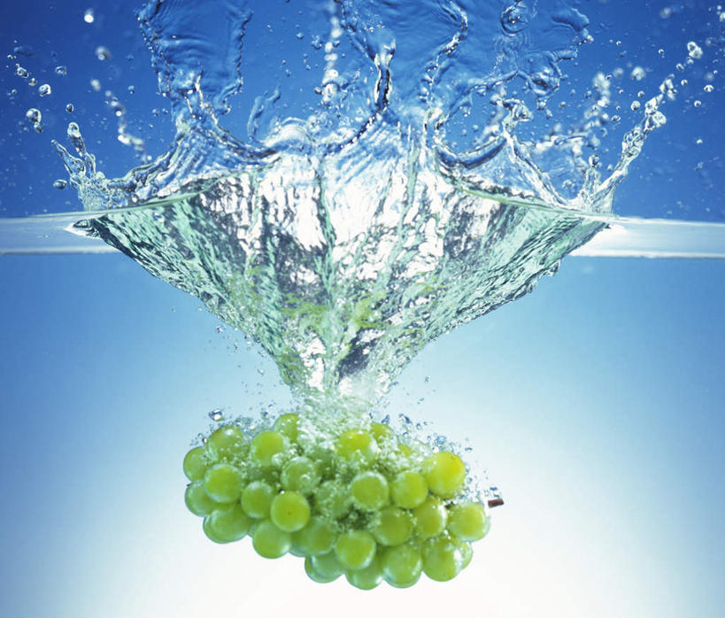 无人,横图,室内,特写,白天,正面,水,葡萄,水果,许多,阴影,飞溅,新鲜,溅,反射,液体,影子,水滴,生食,食品,果实,水珠,食物,蓝色,绿色,摄影,有机食品,绿色食品,影棚,喷洒,荡涤,洗濯,山葫芦,蒲桃,草龙珠,清洗,彩图,影棚拍摄,拍摄