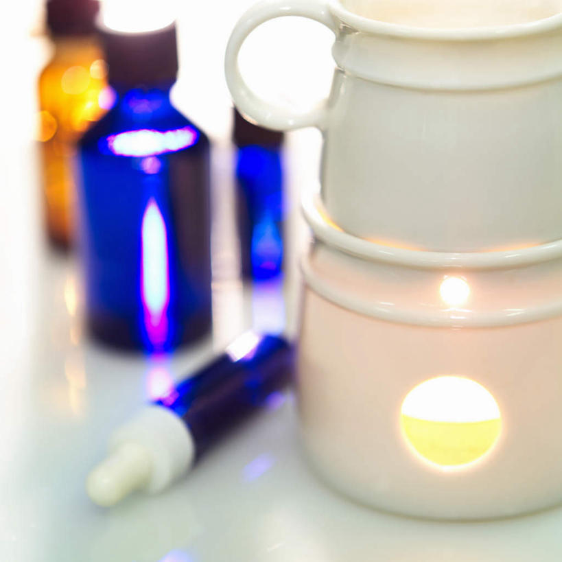 无人,方图,俯视,室内,特写,白天,化妆,美容,桌面,桌子,静物,蜡烛,护肤,朦胧,模糊,木制,火焰,香炉,烛光,燃烧,玻璃制品,黄色,蓝色,玻璃瓶,精油,木制品,瓶子,香薰,点燃,保养,享受,休闲,放松,保健,芳香疗法,摄影,影棚,四瓶,舒心,舒缓,香薰精油,养颜,减压,香薰疗法,植物精油,彩图,高角度拍摄,影棚拍摄,拍摄