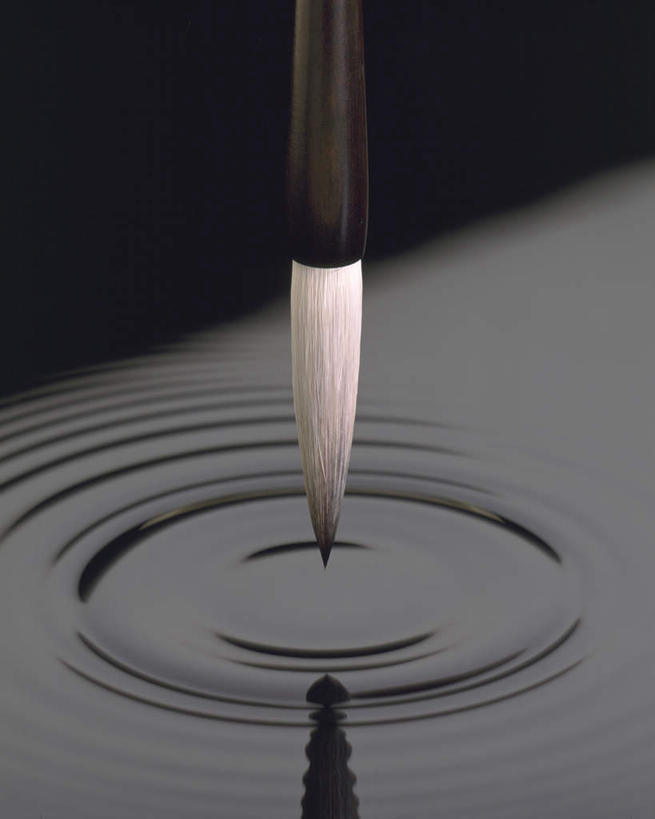 无人,竖图,俯视,室内,特写,白天,静物,阴影,波纹,反射,笔,毛笔,影子,办公用品,涟漪,文具,水纹,学习用品,波浪,摄影,影棚,文具用品,一支,水晕,彩图,高角度拍摄,影棚拍摄,拍摄