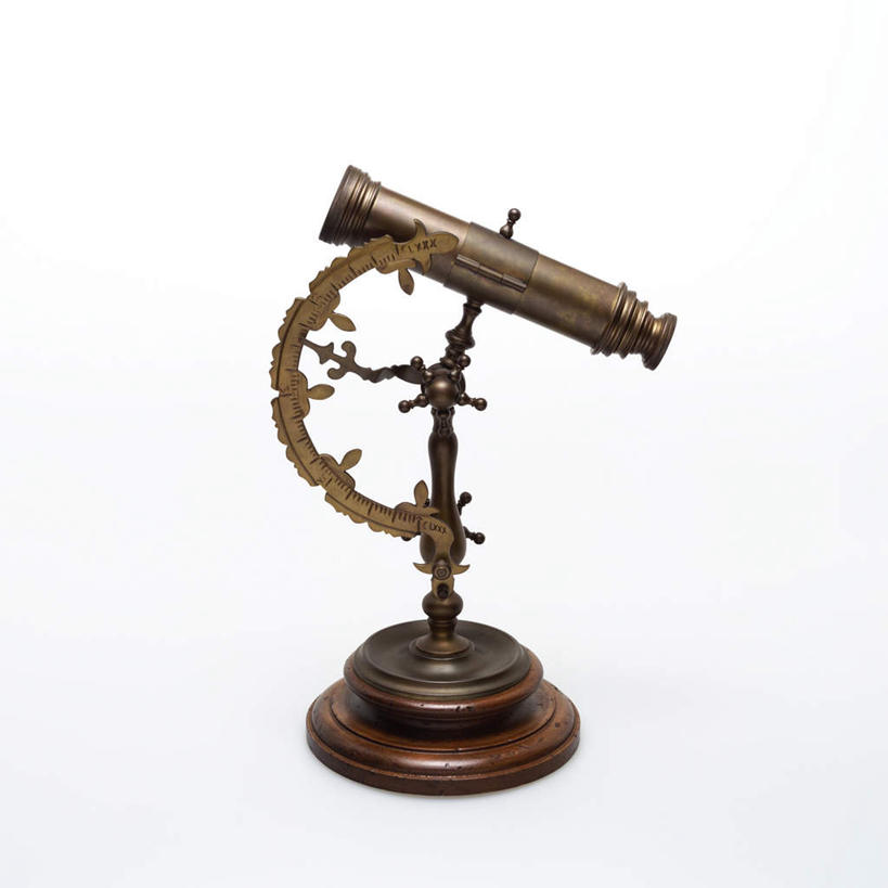 无人,方图,俯视,室内,特写,白天,白色背景,仪器,桌面,阴影,反射,测量,影子,刻度,一个,模型,角度,摄影,影棚,单个,测量工具,衡量,绘图,六分仪,比例,测绘,量具,量仪,标度,夹角,彩图,高角度拍摄,影棚拍摄,拍摄,光学仪器