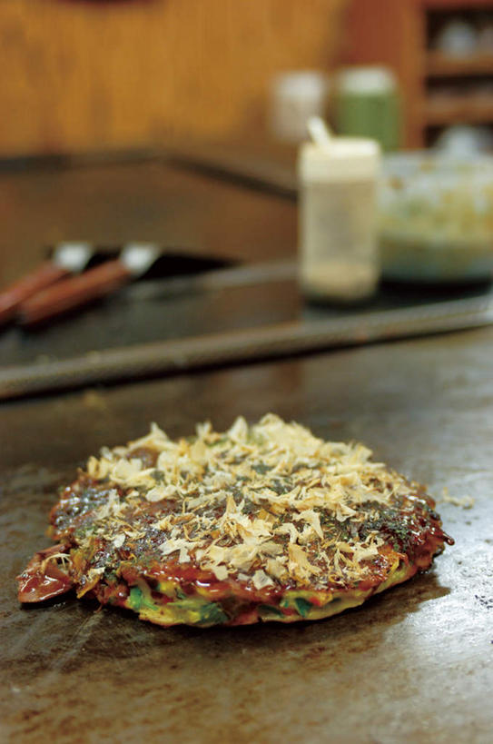 点心,煎饼,无人,竖图,俯视,室内,特写,白天,餐桌,桌子,餐具,阴影,朦胧,模糊,反射,叉子,烤盘,影子,食品,甜点,甜品,食物,糕点,甜食,摄影,影棚,餐台,烧饼,餐叉,日式烧饼,大阪烧,御好烧,广岛烧,一钱洋食,进餐用具,彩图,高角度拍摄,影棚拍摄,拍摄