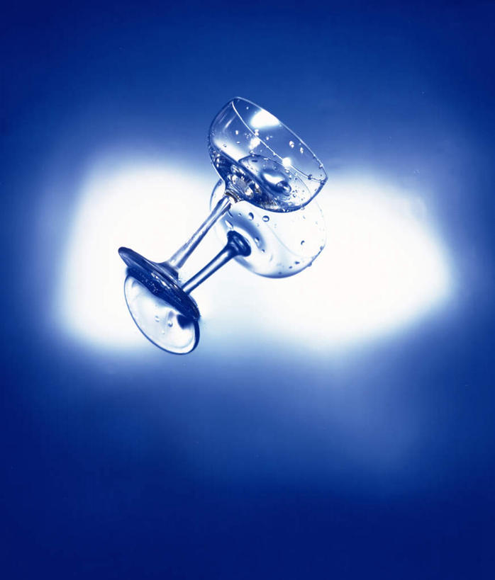 无人,竖图,俯视,室内,特写,白天,水,静物,杯子,倒,阴影,飞溅,蓝色背景,溅,反射,高脚杯,液体,影子,红酒杯,一杯,饮用水,玻璃制品,酒杯,矿泉水,摄影,影棚,喷洒,溢出,蒸馏水,玻璃杯,彩图,高角度拍摄,影棚拍摄,拍摄