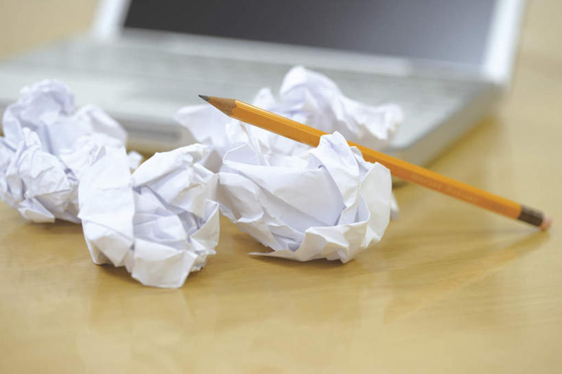 无人,横图,俯视,室内,特写,白天,电脑,笔记本电脑,桌子,静物,阴影,朦胧,模糊,反射,网络,笔,影子,纸,办公用品,通讯设备,书桌,文具,课桌,铅笔,学习用品,纸团,一台,文具用品,一支,无线,通信设备,无线网络,无线上网,便携式电脑,手提电脑,彩图,高角度拍摄