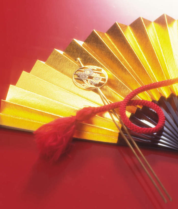 无人,竖图,俯视,室内,特写,白天,桌面,桌子,静物,一把,红色背景,木制,扇子,折扇,纸扇,清凉,凉爽,文化,发簪,一个,发夹,木制品,首饰,摄影,影棚,单个,撒扇,金饰,簪子,彩图,高角度拍摄,影棚拍摄,拍摄,传统文化