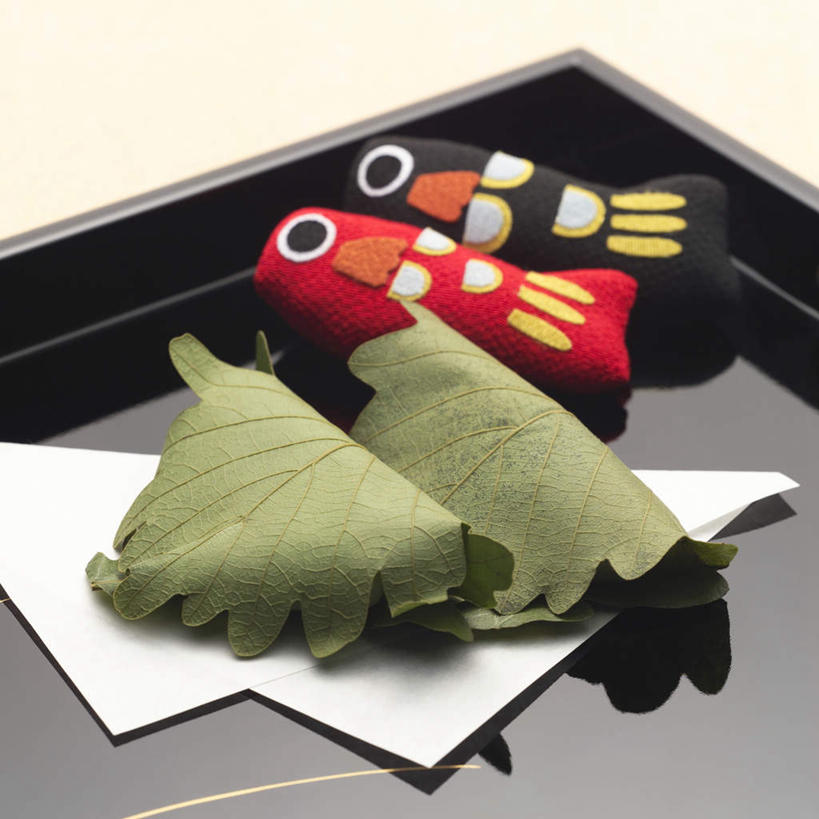 点心,无人,方图,俯视,室内,特写,白天,白色背景,鲤鱼,托盘,阴影,反射,娃娃,影子,食品,甜点,甜品,纸张,食物,糕点,两个,红色,黑色,甜食,摄影,影棚,米糕,彩图,高角度拍摄,影棚拍摄,拍摄