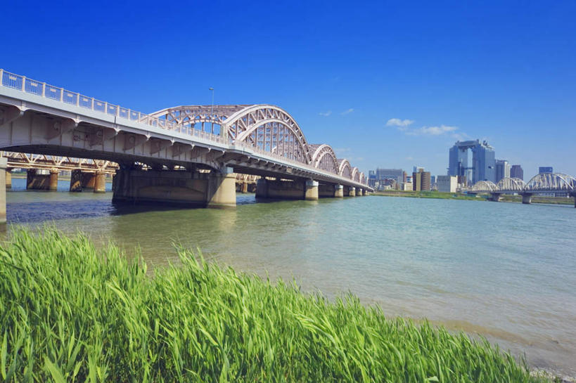 无人,高楼大厦,横图,室外,白天,仰视,度假,办公楼,草地,草坪,河流,美景,水,植物,城市风光,标志建筑,城市,大桥,大厦,地标,建筑,立交桥,摩天大楼,桥梁,写字楼,日本,亚洲,河水,景观,水流,云,云朵,高架,斜拉桥,桥,云彩,娱乐,建设,草,蓝色,绿色,白云,蓝天,天空,楼宇,天,享受,休闲,商务楼,景色,放松,大阪,晴朗,东亚,本州,大阪府,本州岛,日本国,近畿地方,近畿,淀川,晴空,彩图,低角度拍摄,大楼,高层建筑,高楼,摩天楼