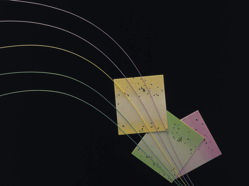 无人,横图,室内,特写,白天,正面,静物,一排,黑色背景,弯曲,整齐,线,线条,纸,纸张,三张,排列,粉色,黄色,绿色,摄影,影棚,队列,彩图,影棚拍摄,拍摄