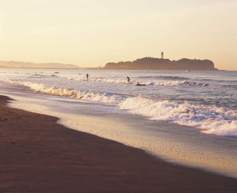 东方人,两个人,伙伴,朋友,站,横图,室外,白天,正面,旅游,度假,友谊,日出,海浪,海洋,美景,沙滩,太阳,神奈川,日本,亚洲,沙子,海岸,景观,浪花,朝霞,晨曦,黎明,沙地,神奈川县,黄种人,娱乐,蓝色,蓝天,天空,阳光,自然,海水,天,站着,享受,休闲,景色,放松,晴朗,自然风光,海景,东亚,本州,万里无云,关东地方,本州岛,日本国,江之岛,藤泽,友情,男人,男性,年轻男性,亚洲人,大海,风浪,海,海水的波动,海滩,近岸浪,涌浪,朝阳,晴空,晴空万里,站立,彩图,全身,破晓