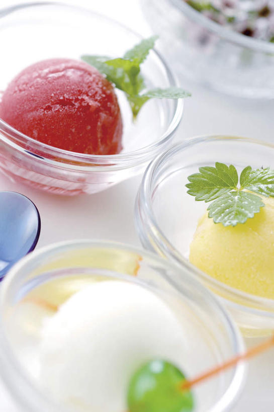 无人,餐厅,竖图,俯视,室内,特写,白天,餐桌,桌子,玻璃,冰激凌,清凉,玻璃制品,三个,碗,冷饮,舒服,冰淇淋,摄影,影棚,餐台,解暑,解渴,雪糕,舒爽,冰糕,消暑,三碗,彩图,高角度拍摄,影棚拍摄,拍摄,餐馆,饭店,饭馆