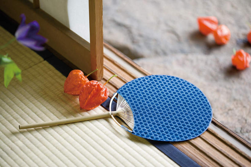 无人,横图,俯视,室内,特写,白天,门,一把,许多,拉门,朦胧,模糊,扇子,清凉,凉爽,文化,移门,红色,蓝色,冬樱花,灯笼草,沙灯笼,天泡子,水灯笼,打卜草,打额泡,天泡草,王母珠,小酸浆,障子,纸门,悸动,冬海棠,高盆樱,彩图,高角度拍摄,传统文化