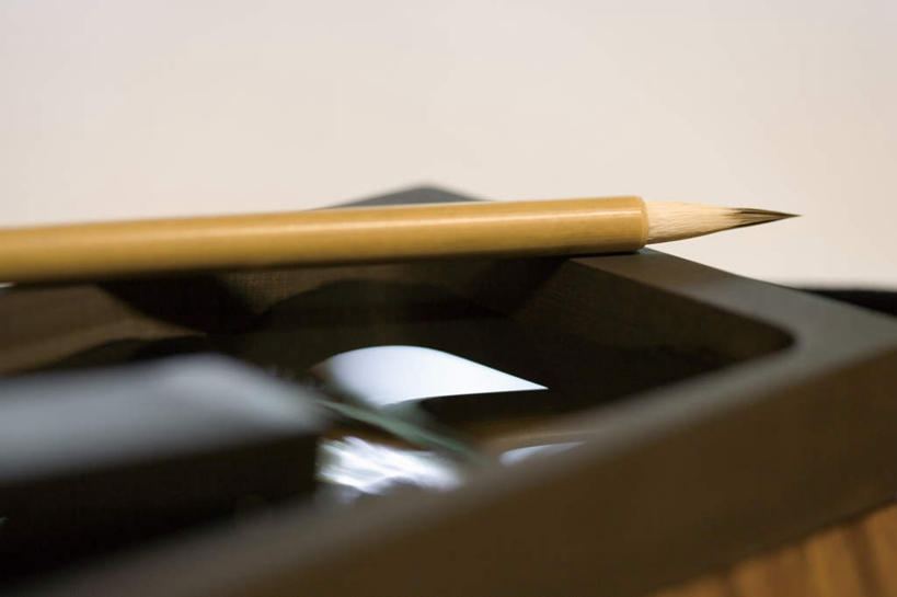 无人,横图,俯视,室内,特写,白天,白色背景,静物,朦胧,模糊,笔,毛笔,砚台,办公用品,文具,学习用品,摄影,影棚,文具用品,一支,文房四宝,彩图,高角度拍摄,影棚拍摄,拍摄