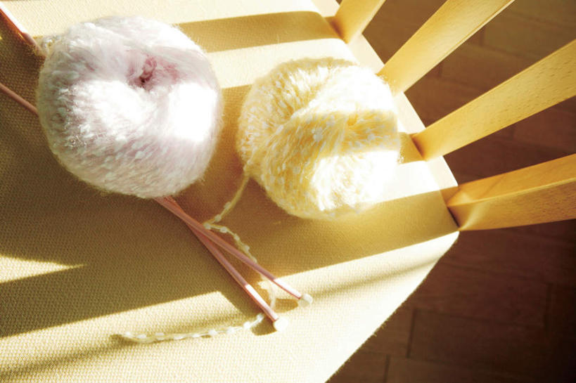 无人,横图,俯视,室内,特写,白天,静物,椅子,阴影,卷曲,编织,缠绕,反射,影子,木椅,织物,线团,球,纺织,两个,黄色,白色,毛线,球体,摄影,影棚,羊毛,毛衣针,织针,彩图,高角度拍摄,影棚拍摄,拍摄