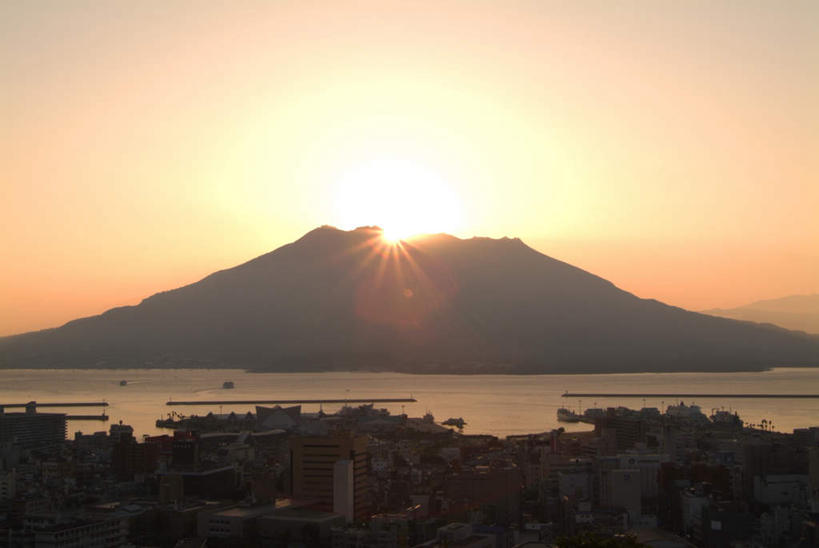 无人,高楼大厦,横图,俯视,航拍,室外,白天,旅游,度假,办公楼,岛屿,海浪,海洋,火山,石头,美景,日落,山,山脉,植物,大厦,建筑,摩天大楼,写字楼,鹿儿岛,日本,亚洲,石子,景观,浪花,山顶,山峰,晚霞,霞光,山峦,娱乐,树,树木,绿色,自然,海水,黄昏,楼宇,群山,享受,休闲,商务楼,景色,彩霞,放松,生长,成长,鸟瞰,自然风光,海景,东亚,沉积岩,日本国,九州本岛,九州,九州岛,九州地方,鹿儿岛县,樱岛火山,樱岛,颠峰,极峰,水成岩,大海,风浪,海,海水的波动,活火山,近岸浪,列岛,群岛,石块,岩石,涌浪,诸岛,夕阳,彩图,高角度拍摄,大楼,高层建筑,高楼,摩天楼