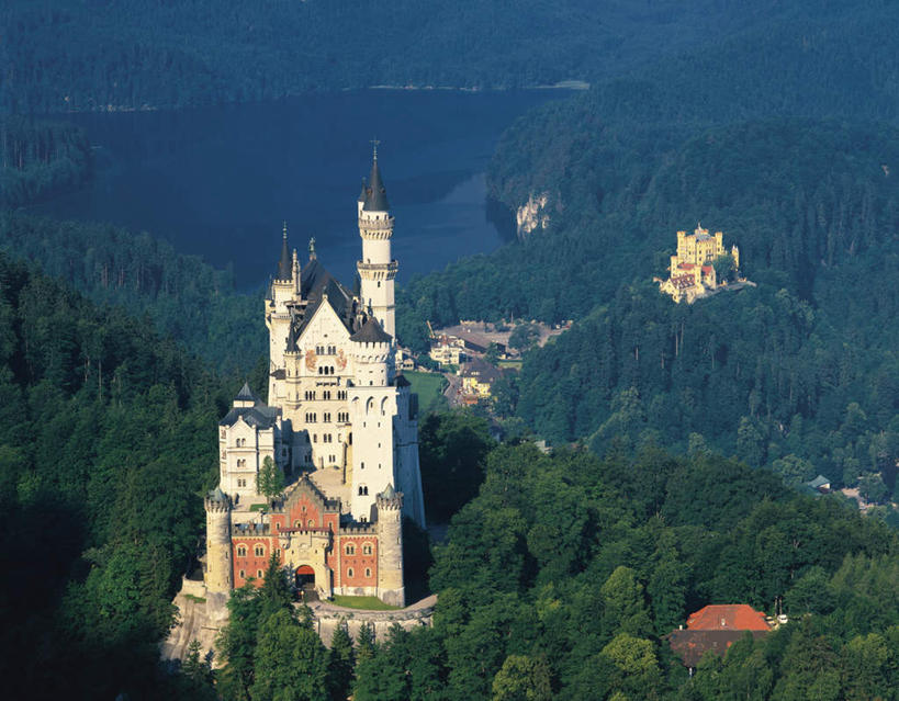 无人,横图,俯视,航拍,室外,白天,旅游,度假,石头,森林,山,山脉,树林,植物,标志建筑,地标,建筑,德国,欧洲,石子,堡垒,城堡,山顶,山峰,山峦,娱乐,建设,新天鹅堡,树,树木,绿色,自然,群山,享受,休闲,旅游胜地,放松,生长,成长,要塞,鸟瞰,沉积岩,德意志联邦共和国,新天鹅城堡,巴伐利亚,巴伐利亚州,拜恩州,拜恩自由州,颠峰,极峰,设防,水成岩,石块,岩石,彩图,高角度拍摄