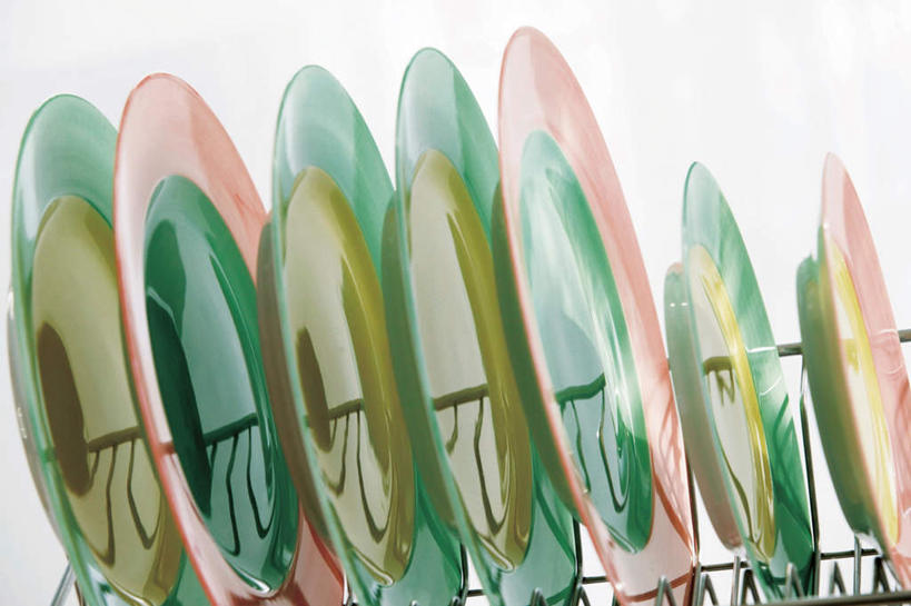 无人,横图,室内,特写,白天,正面,静物,餐具,一排,整齐,碟子,盘,厨房用品,排列,盘子,碟,摄影,影棚,队列,晾干,碗碟架,碗架,洗碗架,置碗架,彩图,影棚拍摄,拍摄