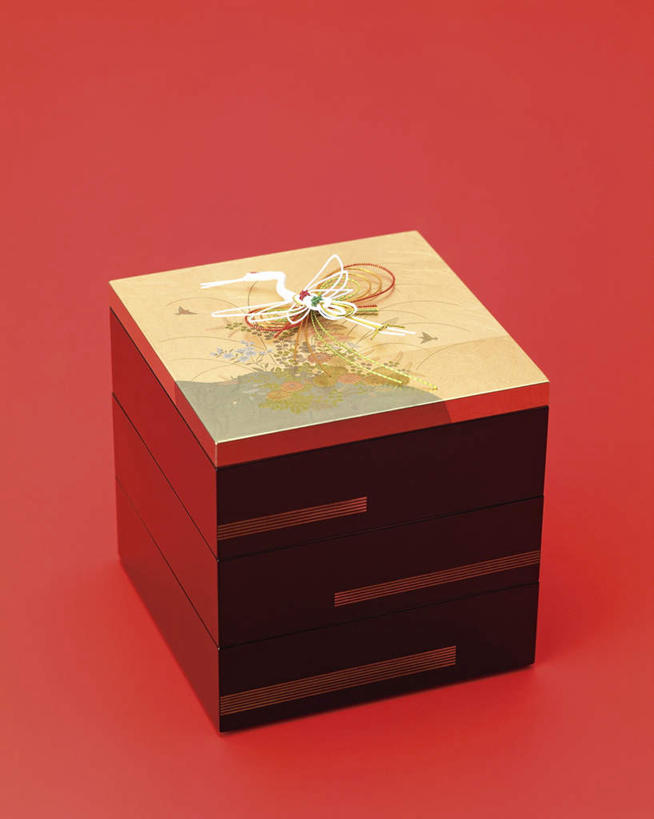 盒饭,无人,竖图,俯视,室内,特写,白天,静物,红色背景,木制,便当,一个,木制品,容器,便捷,摄影,影棚,单个,储藏,便利,储存,快捷,弁当,彩图,高角度拍摄,影棚拍摄,拍摄,贮存