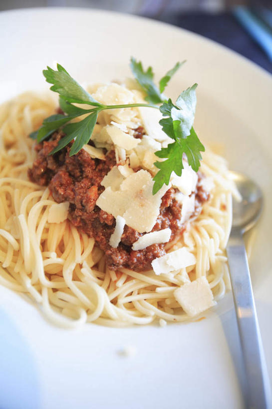 面食,面条,意大利面,无人,竖图,俯视,室内,特写,白天,西餐,餐具,叶子,朦胧,模糊,叉,面,肉,料理,食品,绿叶,肉末,猪肉,肉类,食物,嫩叶,西式,摄影,影棚,肉食,豚肉,一碗,叶,叶片,进餐用具,烹调用具,彩图,高角度拍摄,影棚拍摄,拍摄