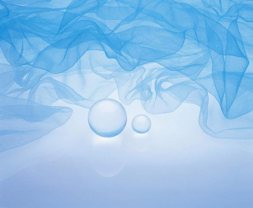 无人,横图,室内,特写,白天,正面,桌面,桌子,纺织品,透明,木制,水晶,球,两个,蓝色,木制品,球体,水晶球,比较,摄影,影棚,大小,彩图,影棚拍摄,拍摄