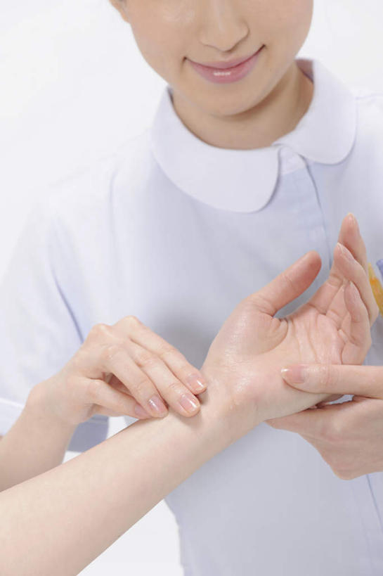 东方人,手,两个人,医生,病人,站,竖图,室内,特写,白天,白色背景,正面,工作服,制服,亚洲,双手,检查,注视,黄种人,观察,看,站着,医护人员,医疗人员,手部,摄影,影棚,观看,察看,诊断,白大褂,关注,工作制服,搭脉,男人,男性,年轻男性,年轻女性,女人,女性,亚洲人,大夫,患者,就医者,站立,半身,彩图,影棚拍摄,工作套服,拍摄