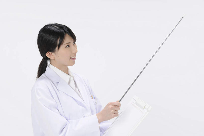 东方人,一个人,护士,站,横图,室内,白天,白色背景,侧面,工作服,制服,亚洲,仅一个年轻女性,仅一个女性,仅一个人,一根,拿,拿着,注视,黄种人,黑色,教鞭,观察,看,站着,摄影,影棚,观看,察看,白衣天使,关注,工作制服,年轻女性,女人,女性,亚洲人,长发,站立,半身,彩图,影棚拍摄,工作套服,拍摄