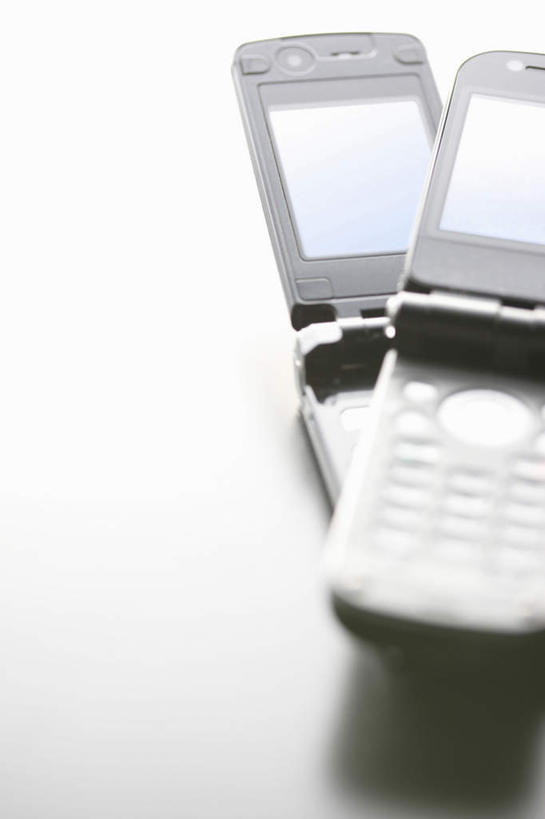 无人,打电话,竖图,俯视,室内,特写,白天,白色背景,桌面,桌子,静物,电话,手机,朦胧,模糊,木制,屏幕,翻盖,通讯设备,两个,黑色,木制品,摄影,影棚,交流,沟通,通话,彩图,高角度拍摄,影棚拍摄,拍摄