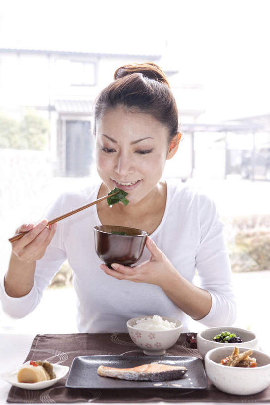 东方人,一个人,餐厅,举,笑,吃,微笑,竖图,室内,白天,正面,烹饪,餐桌,桌子,亚洲,仅一个年轻女性,仅一个女性,仅一个人,握,服装,烤鱼,肉,鱼肉,日本料理,料理,食品,拿,拿着,休闲装,黄种人,菜肴,美食,肉类,食物,衣服,白色,日式料理,托,休闲,日式,休闲服,握着,服饰,佳肴,餐台,肉食,年轻女性,女人,女性,亚洲人,举起,举手,举着,嚼,食,向上举,向上伸,向上托,半身,彩图,餐馆,饭店,饭馆