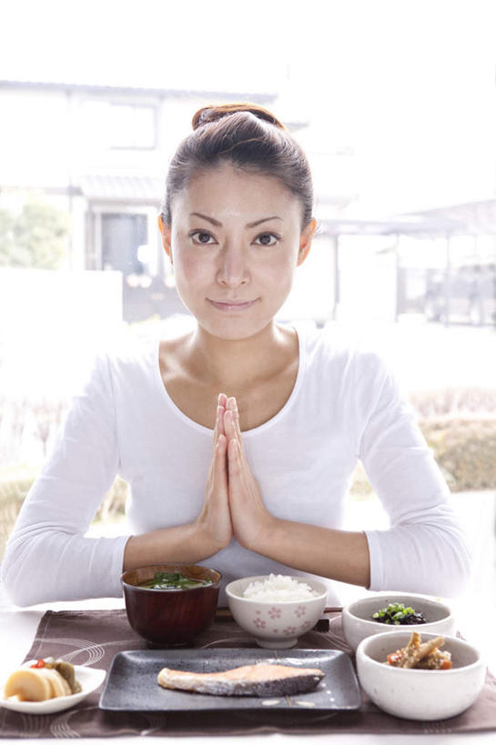 米饭,东方人,一个人,餐厅,坐,笑,微笑,竖图,室内,白天,正面,烹饪,餐桌,窗户,落地窗,桌子,橱窗,蔬菜,亚洲,仅一个年轻女性,仅一个女性,仅一个人,服装,新鲜,布料,肉,鱼肉,日本料理,料理,食品,菜,饭,祝福,布纹,注视,休闲装,黄种人,菜肴,美食,肉类,玻璃窗,桌布,食物,虔诚,衣服,白色,餐巾,台布,日式料理,观察,看,祈祷,双手合十,休闲,日式,休闲服,服饰,佳肴,有机食品,绿色食品,餐台,观看,五谷,察看,关注,感谢,肉食,合十礼,合掌礼,合十,莲华合掌,感恩,年轻女性,女人,女性,亚洲人,坐着,半身,彩图,餐馆,饭店,饭馆