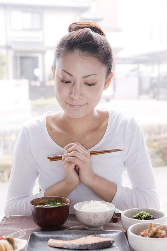 米饭,东方人,一个人,笑,微笑,竖图,室内,白天,正面,烹饪,餐桌,窗户,筷子,落地窗,桌子,橱窗,餐具,亚洲,仅一个年轻女性,仅一个女性,仅一个人,握,服装,碟子,盘,肉,鱼肉,日本料理,料理,食品,菜,饭,拿,拿着,注视,休闲装,黄种人,文化,传统,菜肴,美食,肉类,玻璃窗,食物,衣服,白色,盘子,碟,碗,日式料理,观察,看,休闲,日式,休闲服,握着,服饰,佳肴,餐台,观看,礼节,五谷,察看,关注,礼仪,肉食,年轻女性,女人,女性,亚洲人,进餐用具,半身,彩图