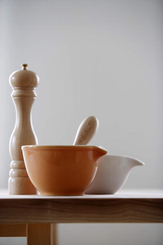 无人,竖图,室内,特写,白天,正面,实验,仪器,餐桌,桌子,静物,研究,分析,化学,木制,调料,调味品,调味料,调料瓶,一个,器皿,单个,餐台,研磨,研杵,实验用品,研钵,研磨钵,彩图