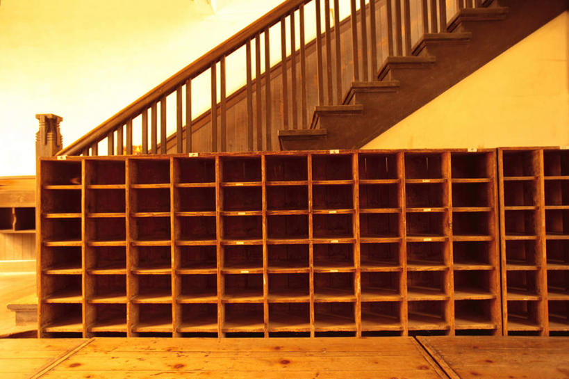 无人,栏杆,横图,室内,白天,正面,地板,柜子,楼梯,餐具,一排,整齐,扶手,阶梯,地面,护栏,木地板,台阶,排列,置物柜,明亮,队列,进餐用具,烹调用具,彩图