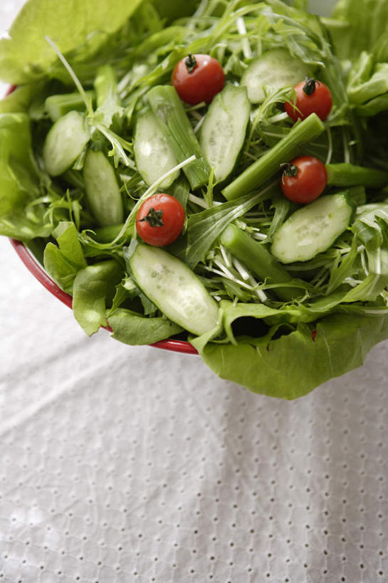 无人,竖图,俯视,室内,特写,白天,桌面,桌子,黄瓜,蔬菜,西红柿,许多,新鲜,木制,布料,生食,蔬菜沙拉,沙拉,食品,布纹,色拉,沙律,桌布,食物,一个,白色,餐巾,木制品,台布,碗,有机食品,绿色食品,单个,色拉酱,蒜苗,千岛酱,蒜薹,蒜毫,蒜苔,樱桃番茄,圣女果,青瓜,胡瓜,番茄,彩图,高角度拍摄