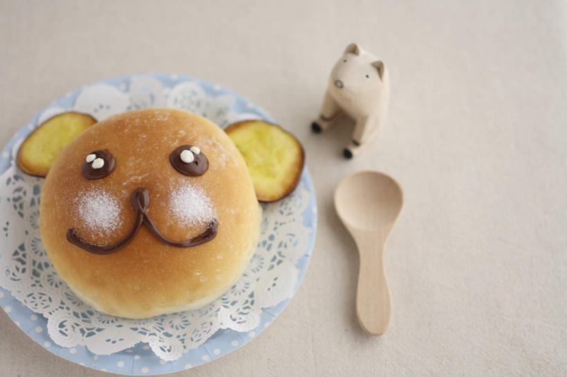 点心,面包,无人,横图,俯视,室内,特写,白天,桌面,桌子,猪,餐具,一把,一张,装饰,木制,勺子,食品,面点,家禽,食物,糕点,一个,动物,盘子,木制品,调羹,汤匙,家畜,牲畜,单个,华丽,修饰,点缀,吸油纸,衬托,美观,雅致,雅观,进餐用具,烹调用具,彩图,高角度拍摄