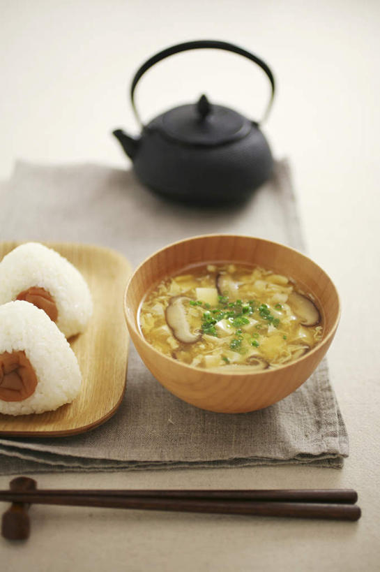 米饭,豆腐,饭团,无人,竖图,俯视,室内,特写,白天,烹饪,筷子,桌子,蔬菜,餐具,灰色背景,朦胧,模糊,新鲜,葱,菌菇,青葱,香菇,日本料理,料理,食品,筷架,饭,两颗,菌类,筷枕,文化,传统,菜肴,美食,食物,两个,一个,茶壶,垫子,碗,日式料理,日式,食用菌,摄影,佳肴,有机食品,绿色食品,影棚,单个,礼节,筷子架,五谷,礼仪,梅子,豆腐羹,一碗,进餐用具,烹调用具,彩图,高角度拍摄,影棚拍摄,拍摄